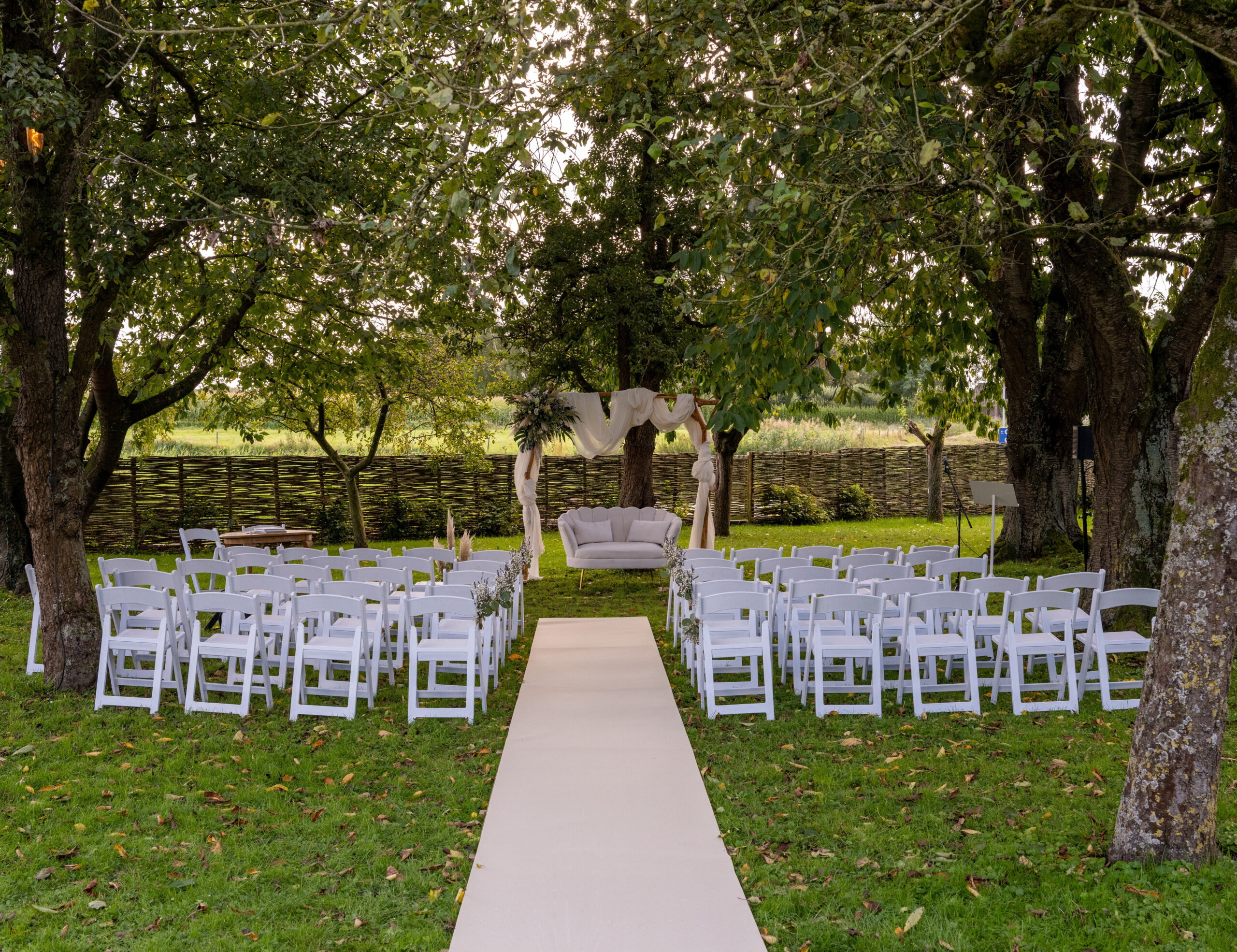 Ceremonie met witte klapstoelen